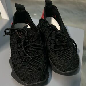 Brand: Ecko Unltd — Toddler Boy Size:10 — Color: Black/Red